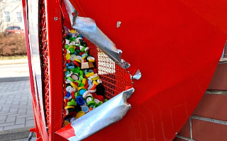 Kto zniszczył i okradł pojemnik na nakrętki sprzed budynku Caritasu? Kto zniszczył i okradł pojemnik na nakrętki sprzed budynku Caritasu?